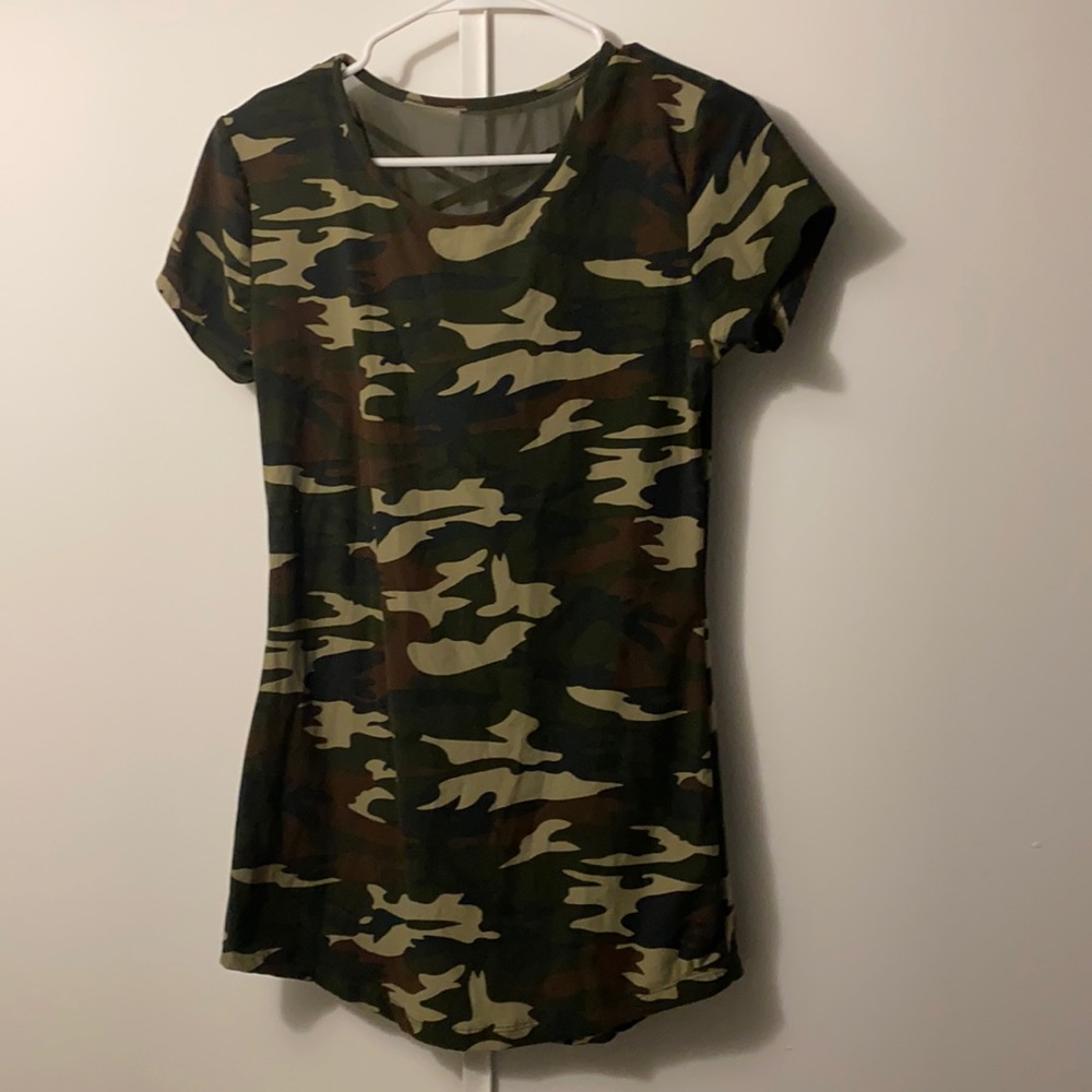 Camouflage T shirt with straps on the back